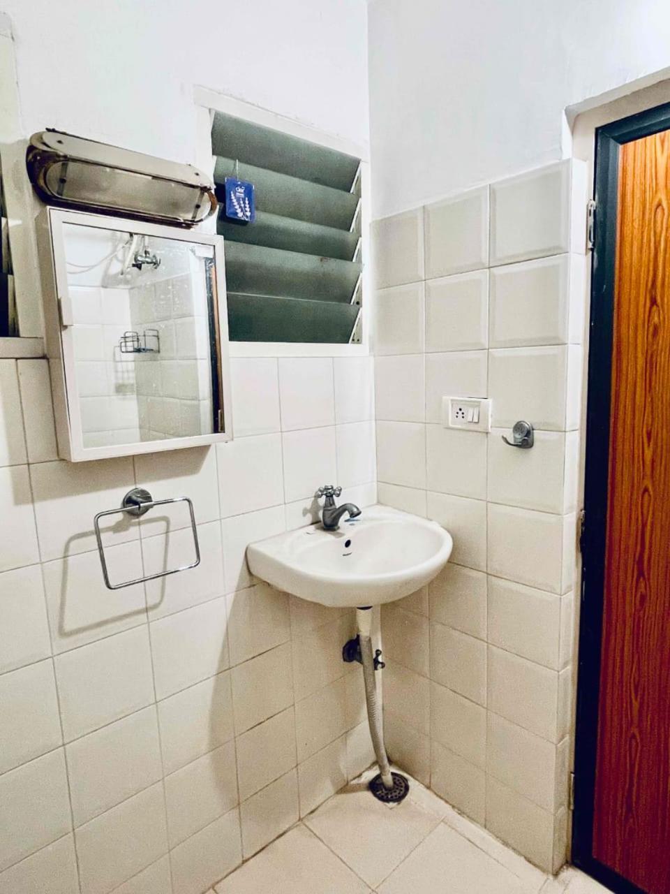 Shanthi Home Stay Путапарти Екстериор снимка